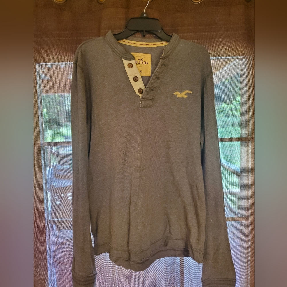 Hollister Men's Long sleeve quarter button shirt